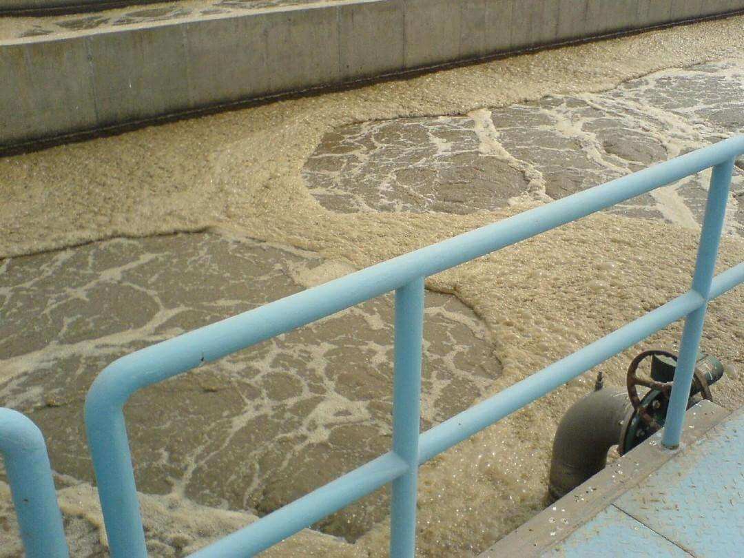 生物曝氣池出現(xiàn)泡沫，使用哪種消泡劑？